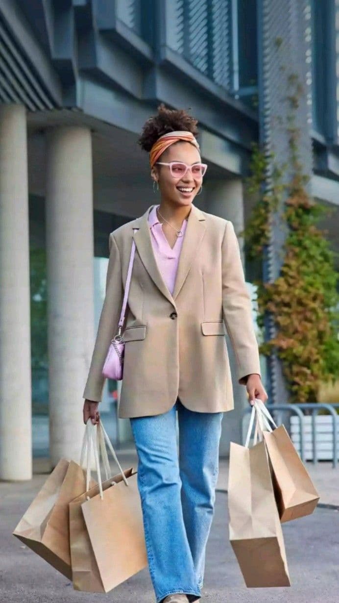 Persona con le buste della spesa dopo acquisti online